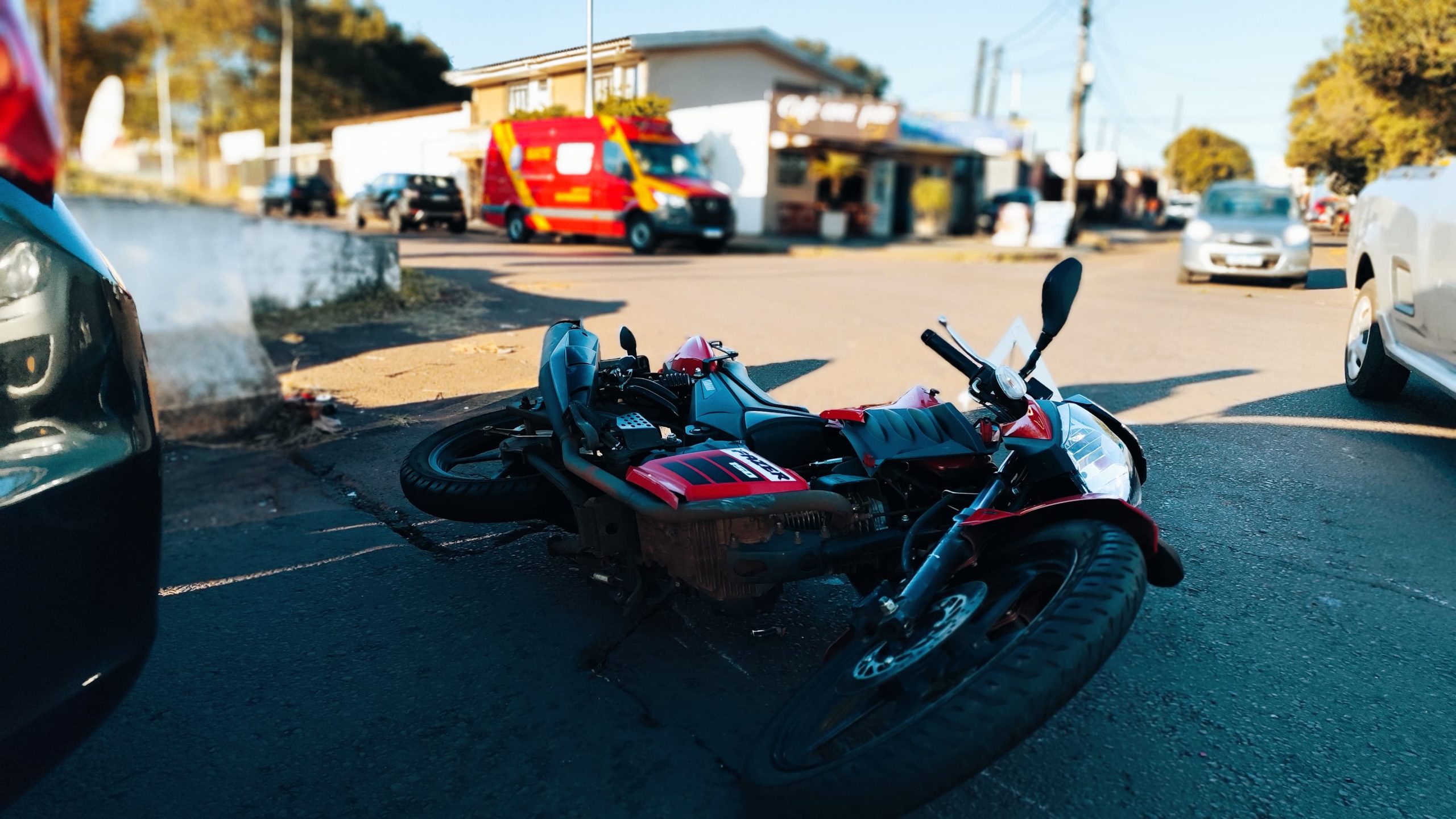 Motociclista fica ferido após colisão com Prisma no Viaduto da Rua Domiciano Theobaldo Bresolin