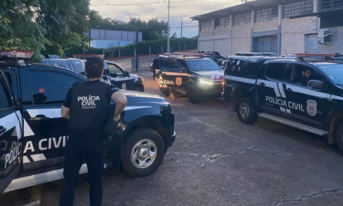 Mãe é presa ao permitir que homem tenha relações sexuais com filha de 13 anos Imagem referente a Mãe é presa ao permitir que homem tenha relações sexuais com filha de 13 anos