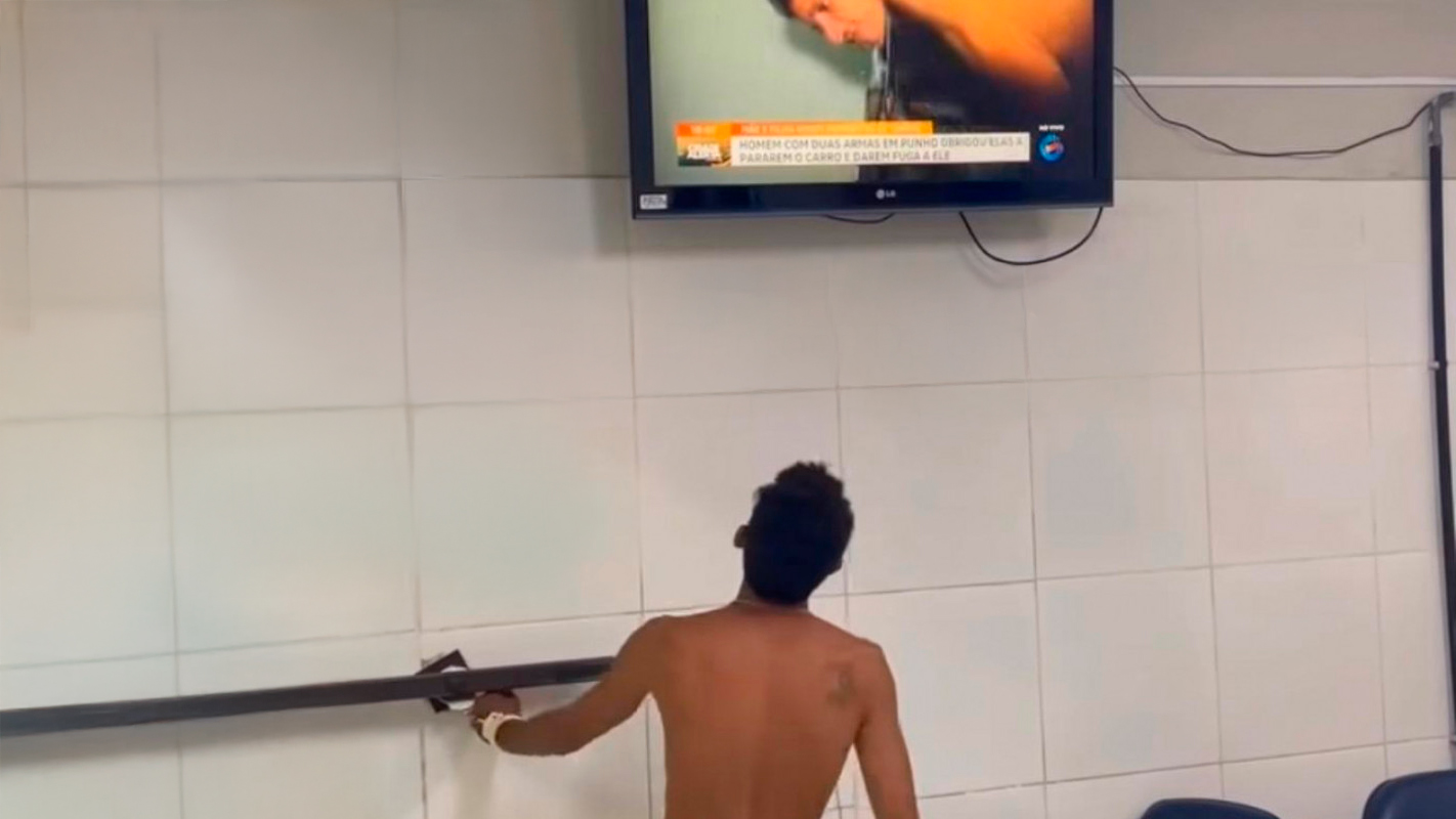 Homem faz mãe e filha de reféns, é preso e assiste à própria captura pela TV na delegacia
