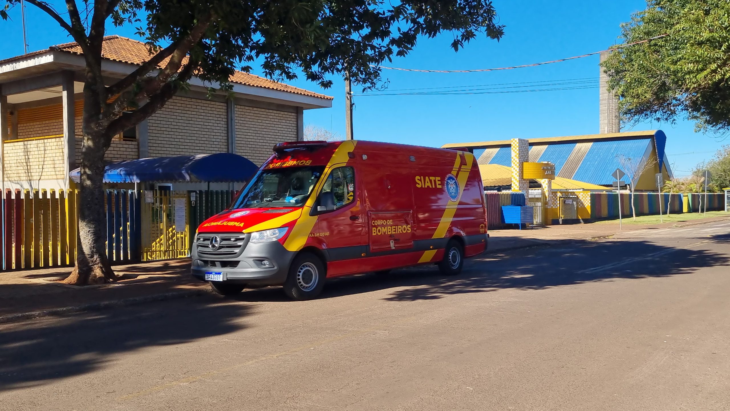 Menina de 5 anos se fere ao bater a cabeça em banco enquanto brincava na escola Municipal Ana Neri