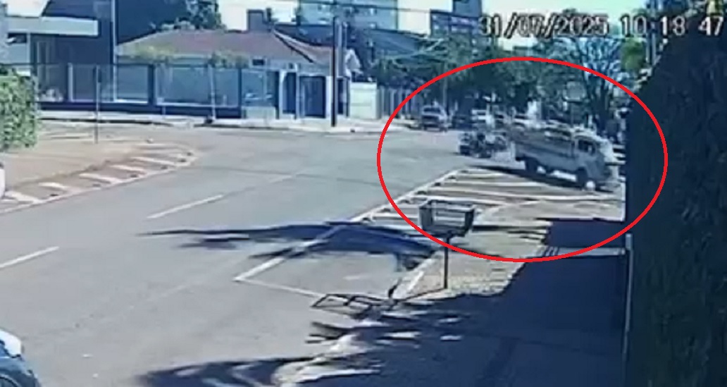 Câmera registra acidente entre moto e Kombi no Centro