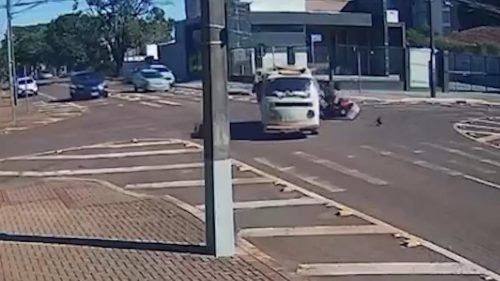 Por outro ângulo: Veja Kombi furando preferencial e atingindo motociclista no Centro de Cascavel Imagem referente a Por outro ângulo: Veja Kombi furando preferencial e atingindo motociclista no Centro de Cascavel