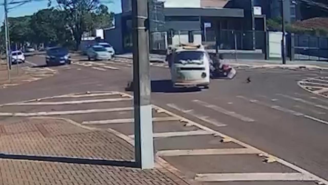 Por outro ângulo: Veja Kombi furando preferencial e atingindo motociclista no Centro de Cascavel