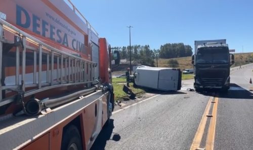 Tragédia no Trevo: batida entre van e carreta deixa morto e ferido na BR-369 Imagem referente a Tragédia no Trevo: batida entre van e carreta deixa morto e ferido na BR-369
