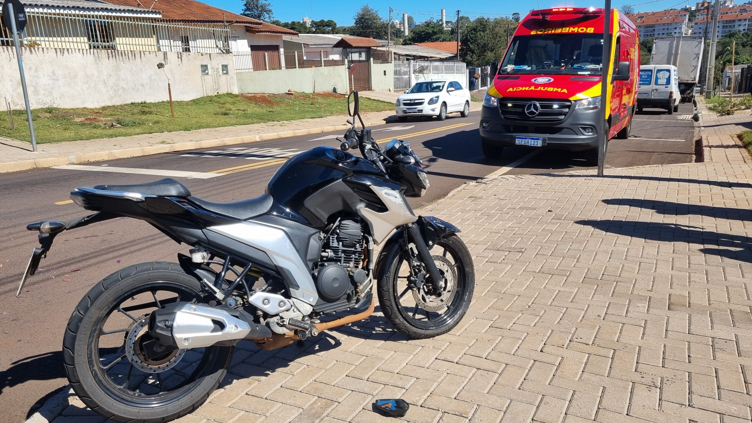 Motociclista de 19 anos se machuca em batida com Fiorino no Periolo