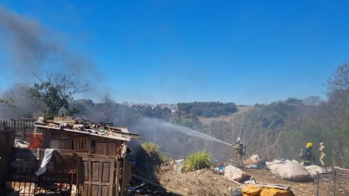 Bombeiros combatem incêndio e fogo é extinto antes de atingir moradias em Cascavel Imagem referente a Bombeiros combatem incêndio e fogo é extinto antes de atingir moradias em Cascavel