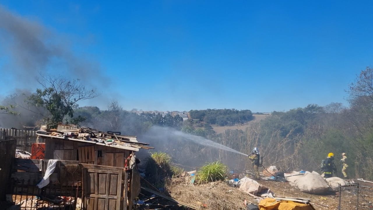 Bombeiros combatem incêndio e fogo é extinto antes de atingir moradias em Cascavel