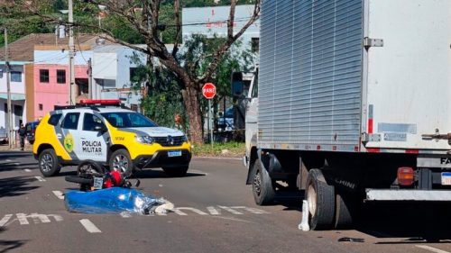 Imagem referente a Durante deslocamento para o almoço, jovem, de 28 anos, morre ao atingir traseira de caminhão