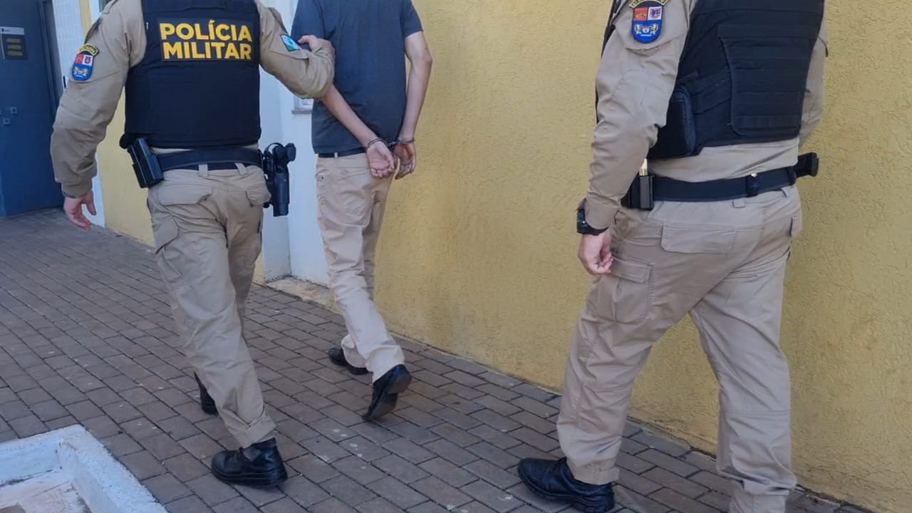 Homem é detido após agredir familiares e tentar atropelar pai com trator no Pioneiros Catarinenses Homem é detido após agredir familiares e tentar atropelar pai com trator no Pioneiros Catarinenses