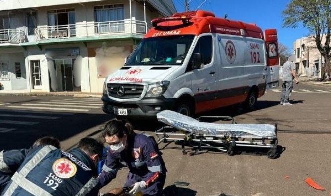 Homem fica ferido em colisão entre moto e retroescavadeira