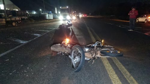 Carro atinge motociclista na BR-277 em Santa Tereza do Oeste; rapaz fica ferido e é socorrido Imagem referente a Carro atinge motociclista na BR-277 em Santa Tereza do Oeste; rapaz fica ferido e é socorrido