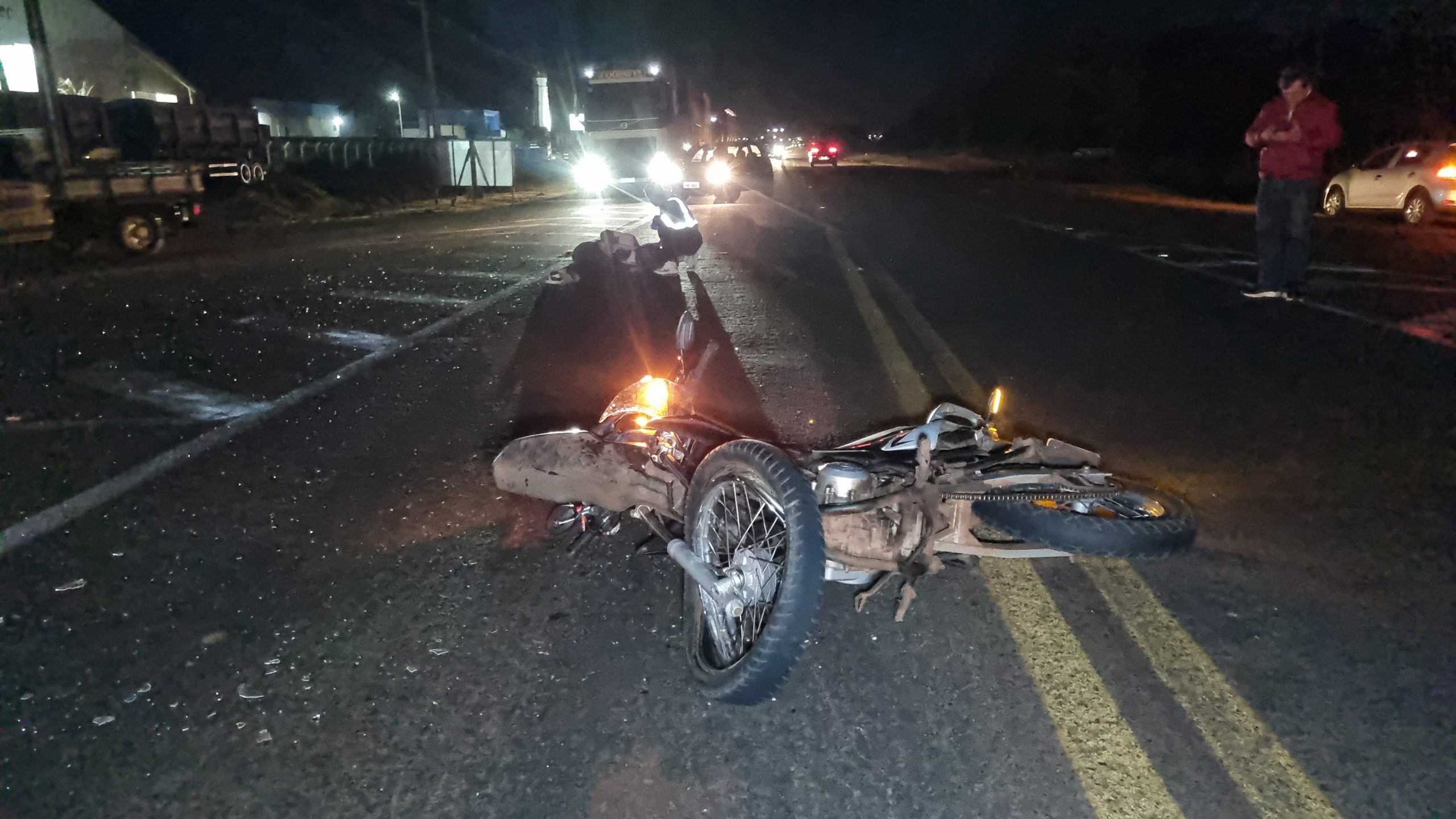 Carro atinge motociclista na BR-277 em Santa Tereza do Oeste; rapaz fica ferido e é socorrido