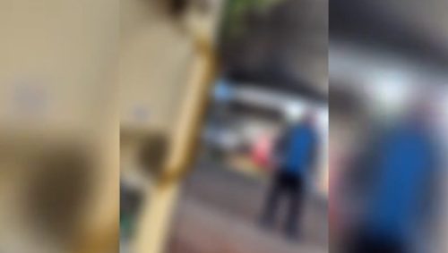 Vídeo mostra homem ameaçando socorrista do SAMU: “Eu quero te dar um tiro na tua cara” Imagem referente a Vídeo mostra homem ameaçando socorrista do SAMU: “Eu quero te dar um tiro na tua cara”