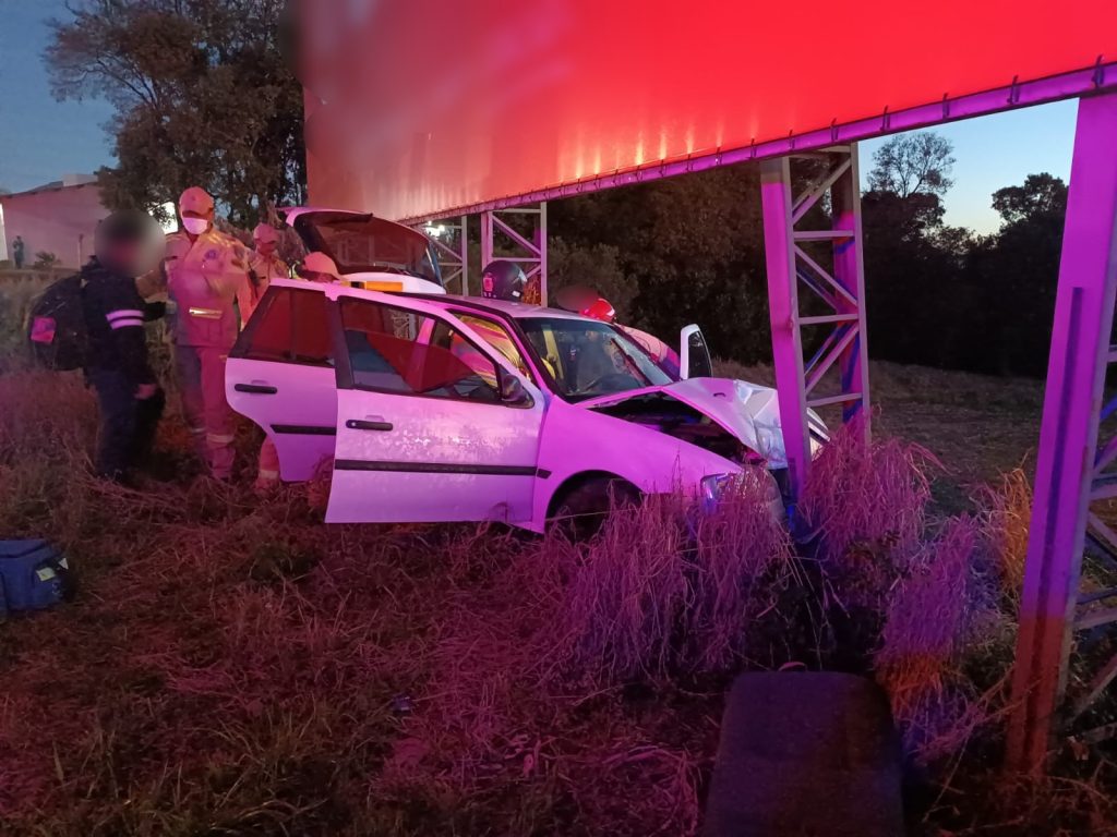 Motorista sai da pista e bate carro em estrutura de outdoor em Francisco Beltrão