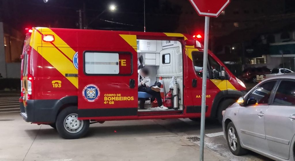 Taco de sinuca quebra e perfura mão de jovem em Cascavel