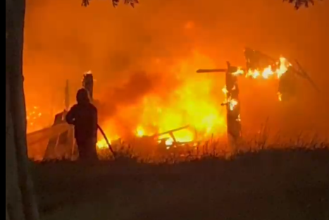 Casa de madeira é consumida por incêndio no Jardim Gramado, em Cascavel Imagem referente a Casa de madeira é consumida por incêndio no Jardim Gramado, em Cascavel