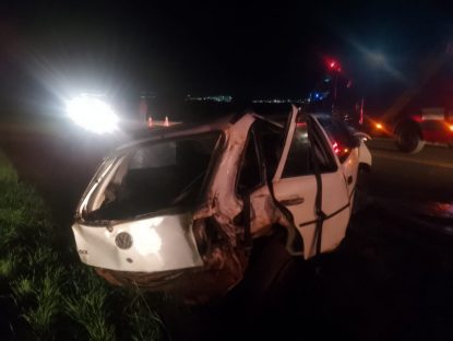 Gol capota na PR-566 e dois jovens ficam gravemente feridos Imagem referente a Gol capota na PR-566 e dois jovens ficam gravemente feridos