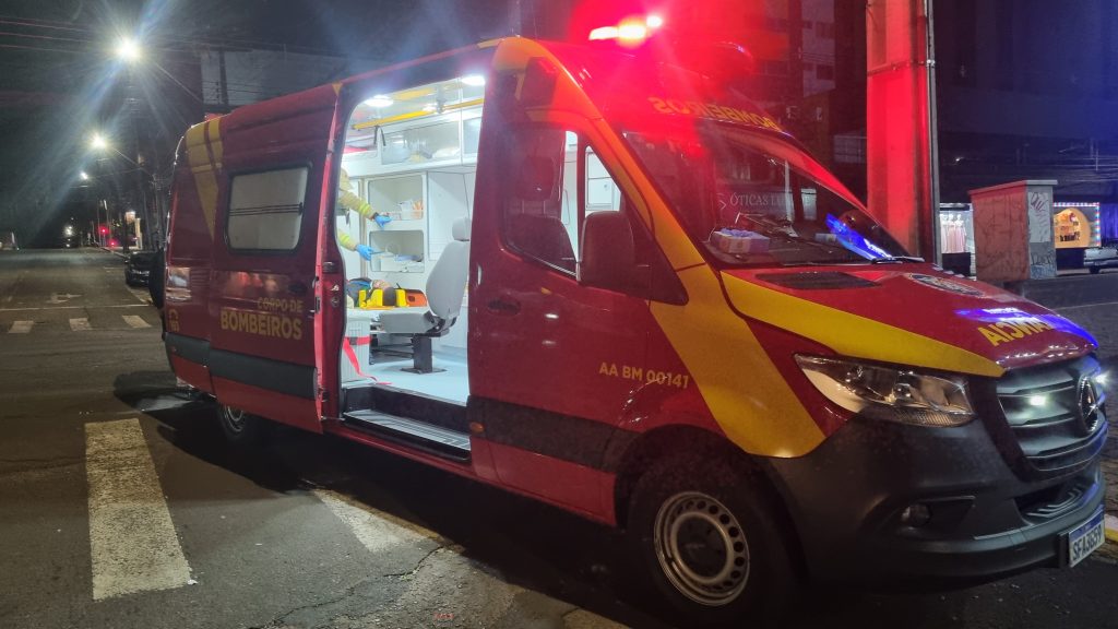 Ciclista colide contra carro no Centro, fratura a mandíbula e é levado ao HUOP