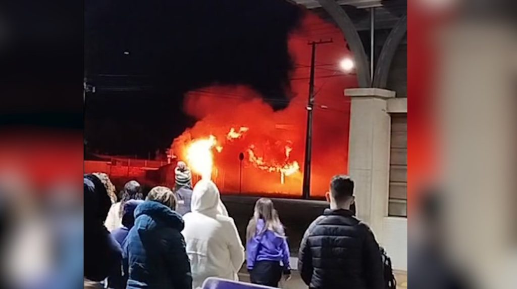 Enquanto aguardavam o ônibus, passageiros do Terminal Leste presenciaram casa sendo consumida pelo fogo