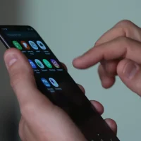 Mais de 300 celulares são apreendidos em mercado popular do Rio Imagem referente a Mais de 300 celulares são apreendidos em mercado popular do Rio