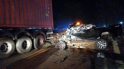Hilux fica completamente destruída e jovem morre em colisão com caminhão Imagem referente a Hilux fica completamente destruída e jovem morre em colisão com caminhão