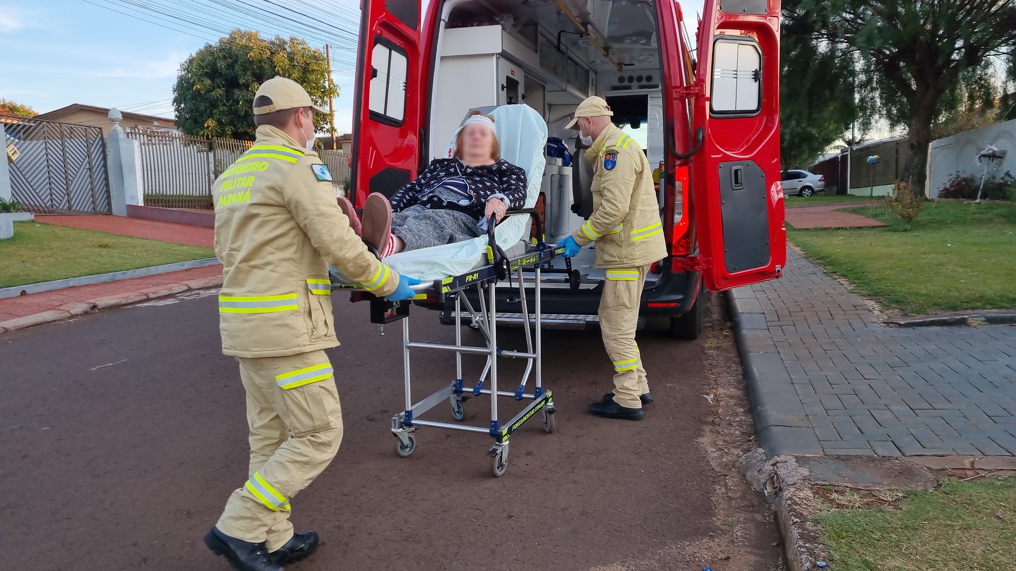 Idosa de 86 anos é socorrida pelo Siate após queda em residência no Bairro Universitário