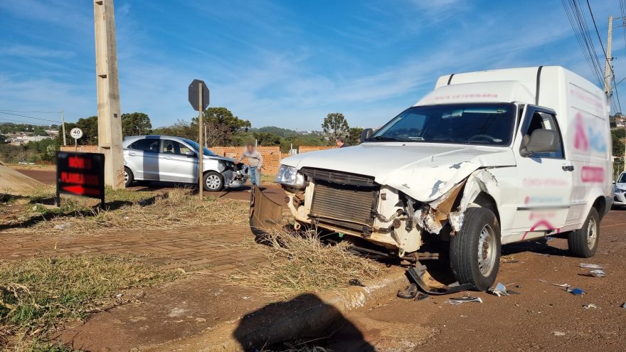 Gestante fica ferida em colisão entre carro no Loteamento Belmonte