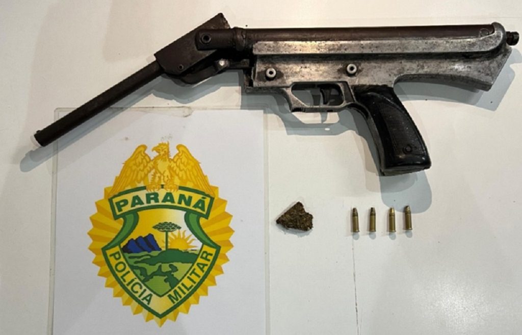 Adolescentes são flagrados com arma de fogo e maconha na BR-277