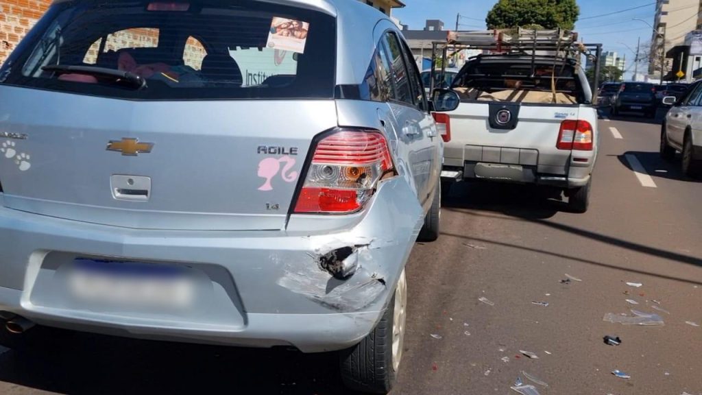 Acidente de trânsito entre três veículos é registrado no Centro