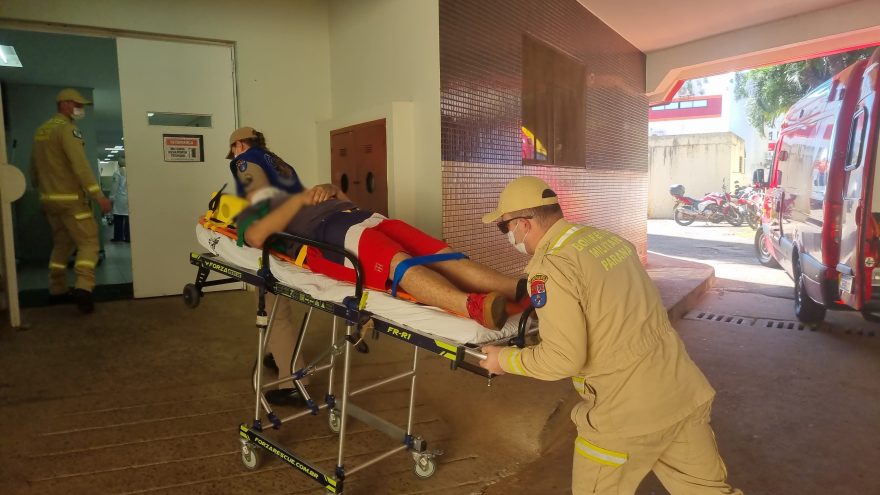 Jovem de 20 anos fica ferido em acidente no Bairro Santa Cruz
