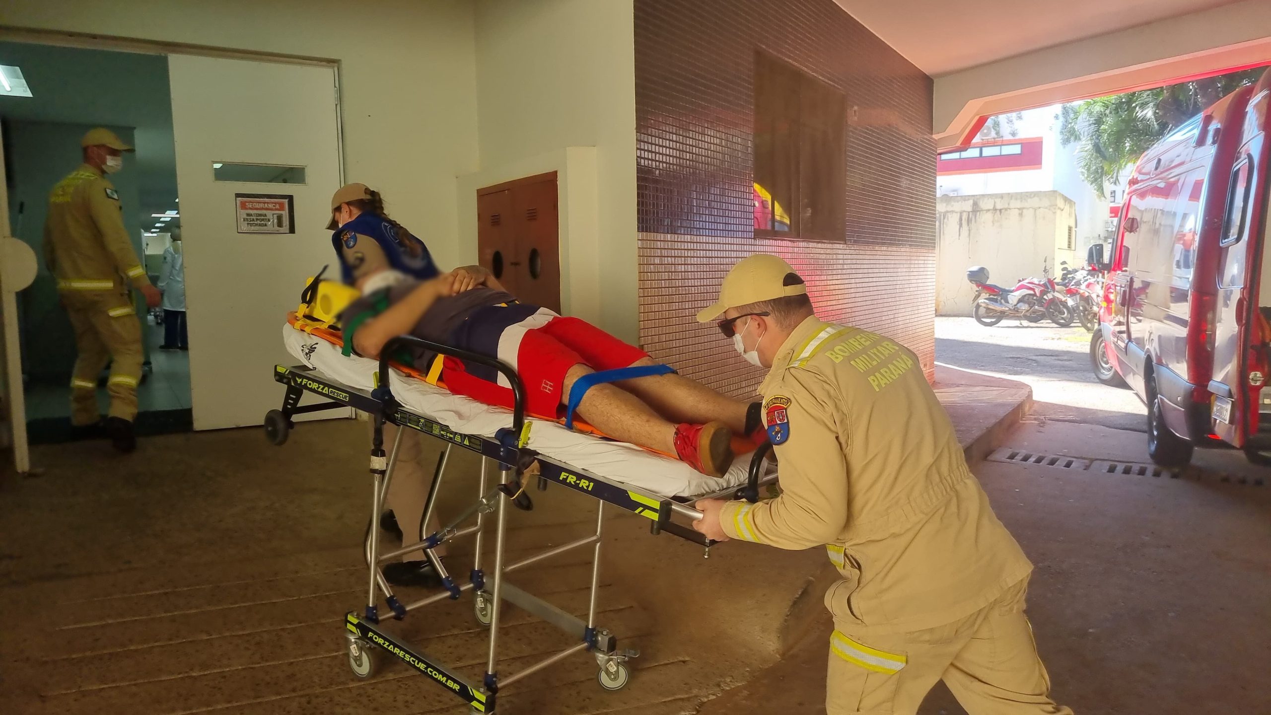 Jovem de 20 anos fica ferido em acidente no Bairro Santa Cruz