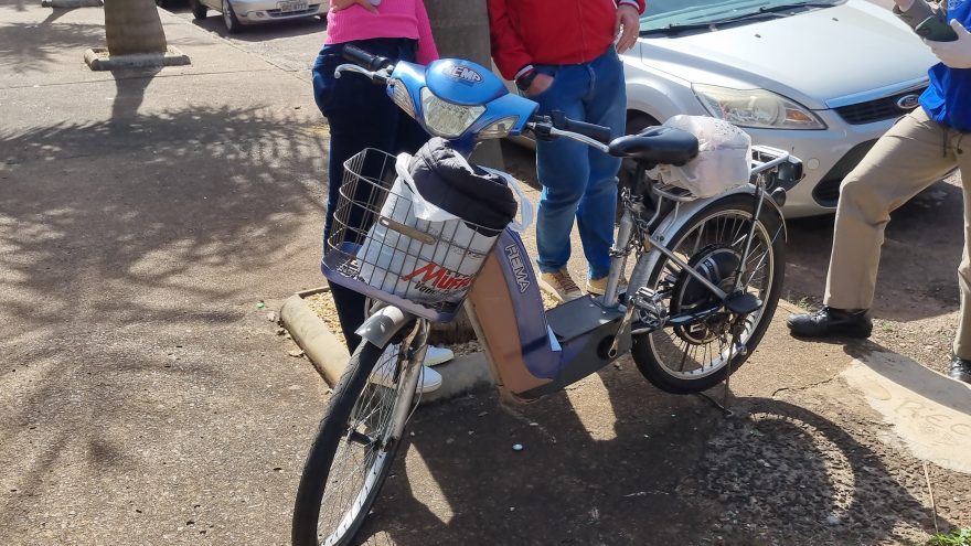 Ciclista é atingida por porta de carro estacionado na Rua Rafael Picolli