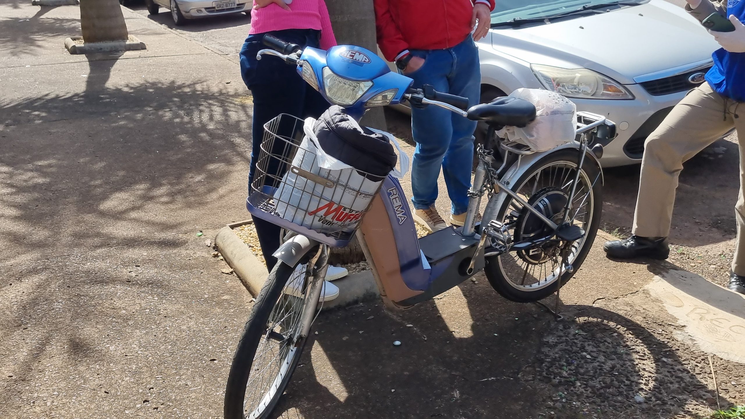 Ciclista é atingida por porta de carro estacionado na Rua Rafael Picolli