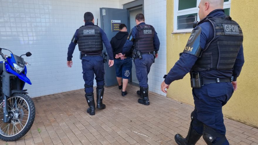 Adolescente de 16 anos é apreendido após pilotar moto com placa adulterada no Centro de Cascavel