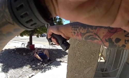 Homem aciona a Polícia e acaba baleado após apontar arma falsa contra policial Homem aciona a Polícia e acaba baleado após apontar arma falsa contra policial