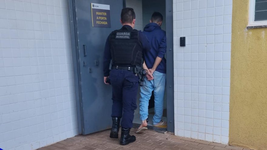 Homem de 21 anos é preso pela Guarda Municipal na rodoviária de Cascavel por violar medida protetiva