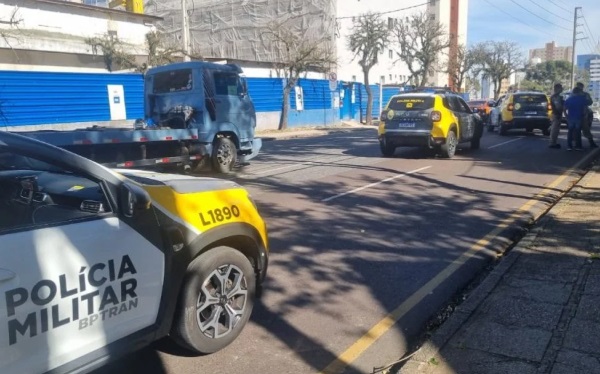 Após tiros nos pneus, perseguição policial termina com dois presos por tráfico de drogas