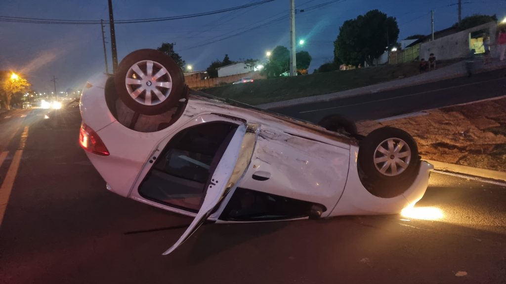 Carro capota após colisão no Bairro Floresta em Cascavel