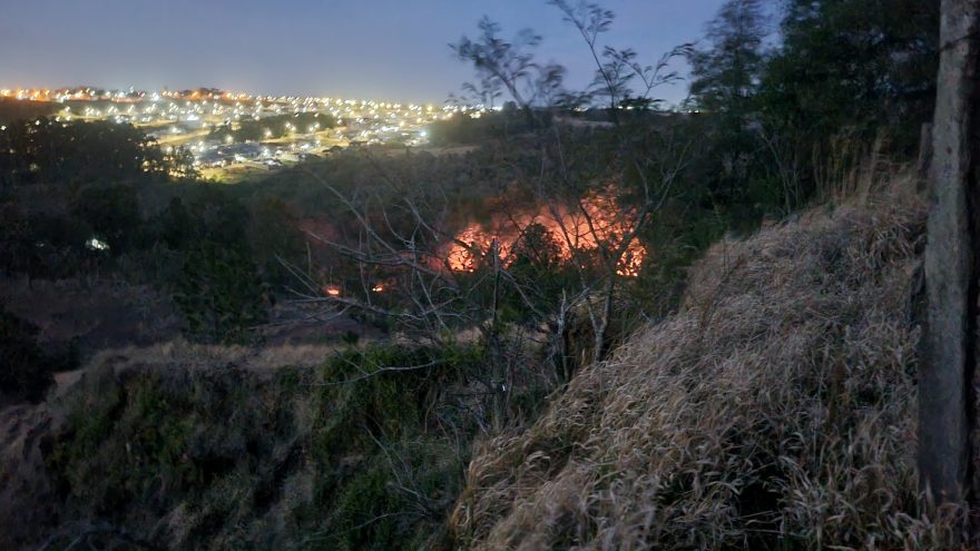 Incêndio em área de difícil acesso mobiliza Corpo de Bombeiros ao Bairro Universitário