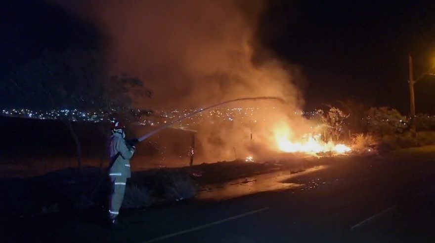 Bombeiros combatem incêndio em vegetação no Loteamento Belmonte