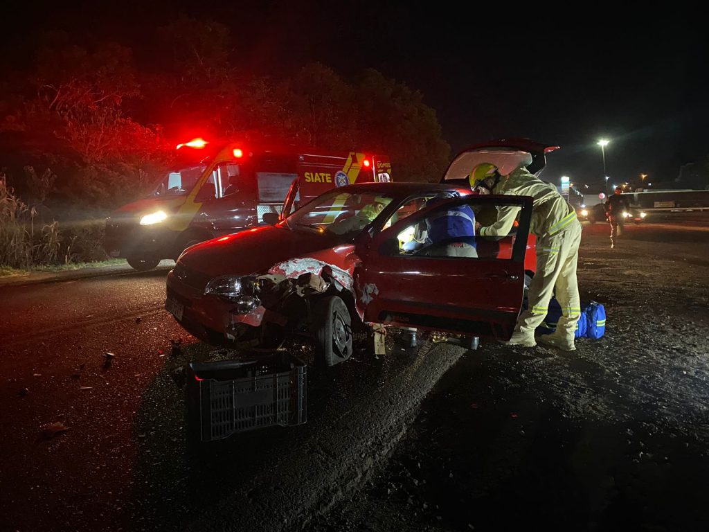 Dois ficam feridos após batida entre Palio e Corsa na BR-158, em Pato Branco