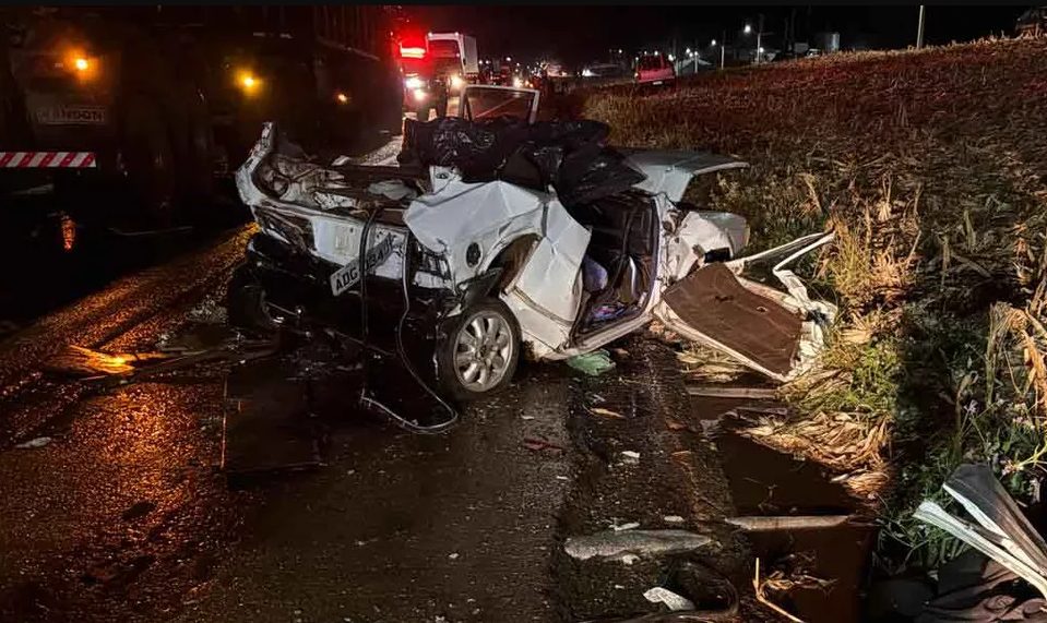 Cacetada! Gol fica destruído em acidente entre quatro veículos; Mulher sofre ferimentos graves