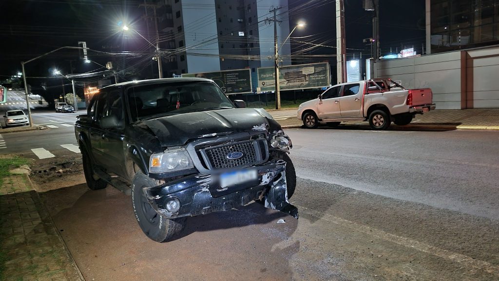 Acidente entre caminhonetes deixa mulher ferida no centro de Cascavel