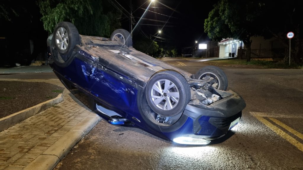 Acidente de trânsito deixa três feridos e Nivus capota no bairro Santa Cruz