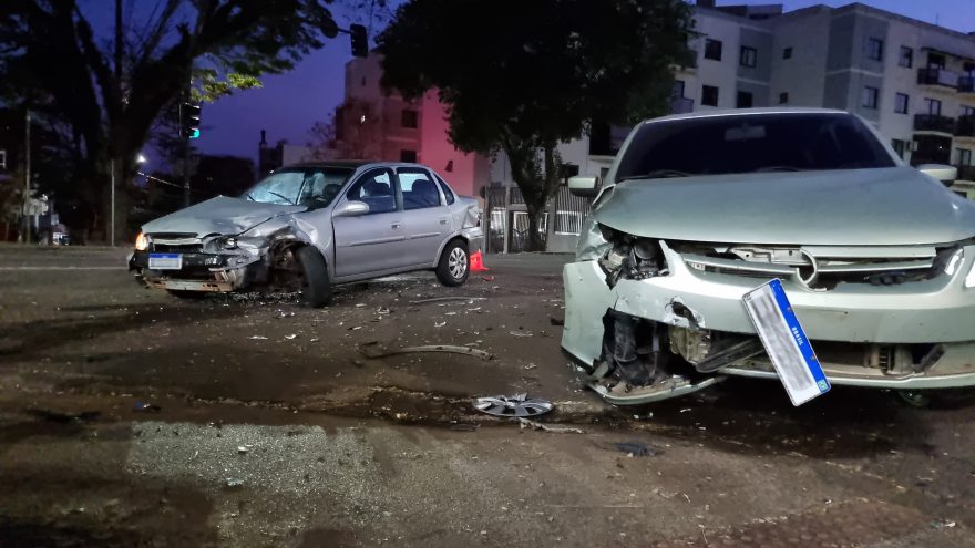 Voyage e Corsa ficam destruídos em acidente no Centro de Cascavel
