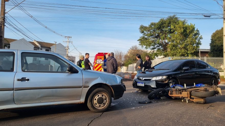 Motociclista fica ferido em acidente entre três veículos no bairro Universitário, em Cascavel