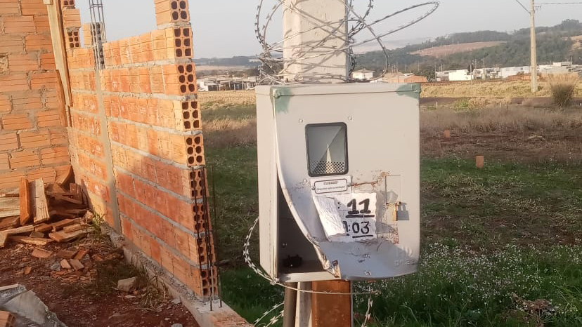 Moradores do Jardim das Flores voltam a sofrer com furtos de fios e padrões de energia