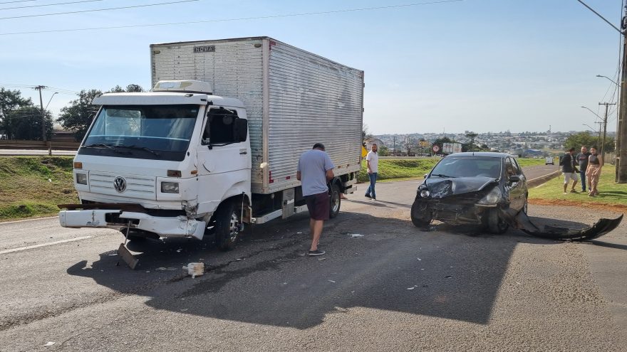 Colisão entre carro e caminhão deixa Honda Fit destruído na marginal da BR-277, em Cascavel