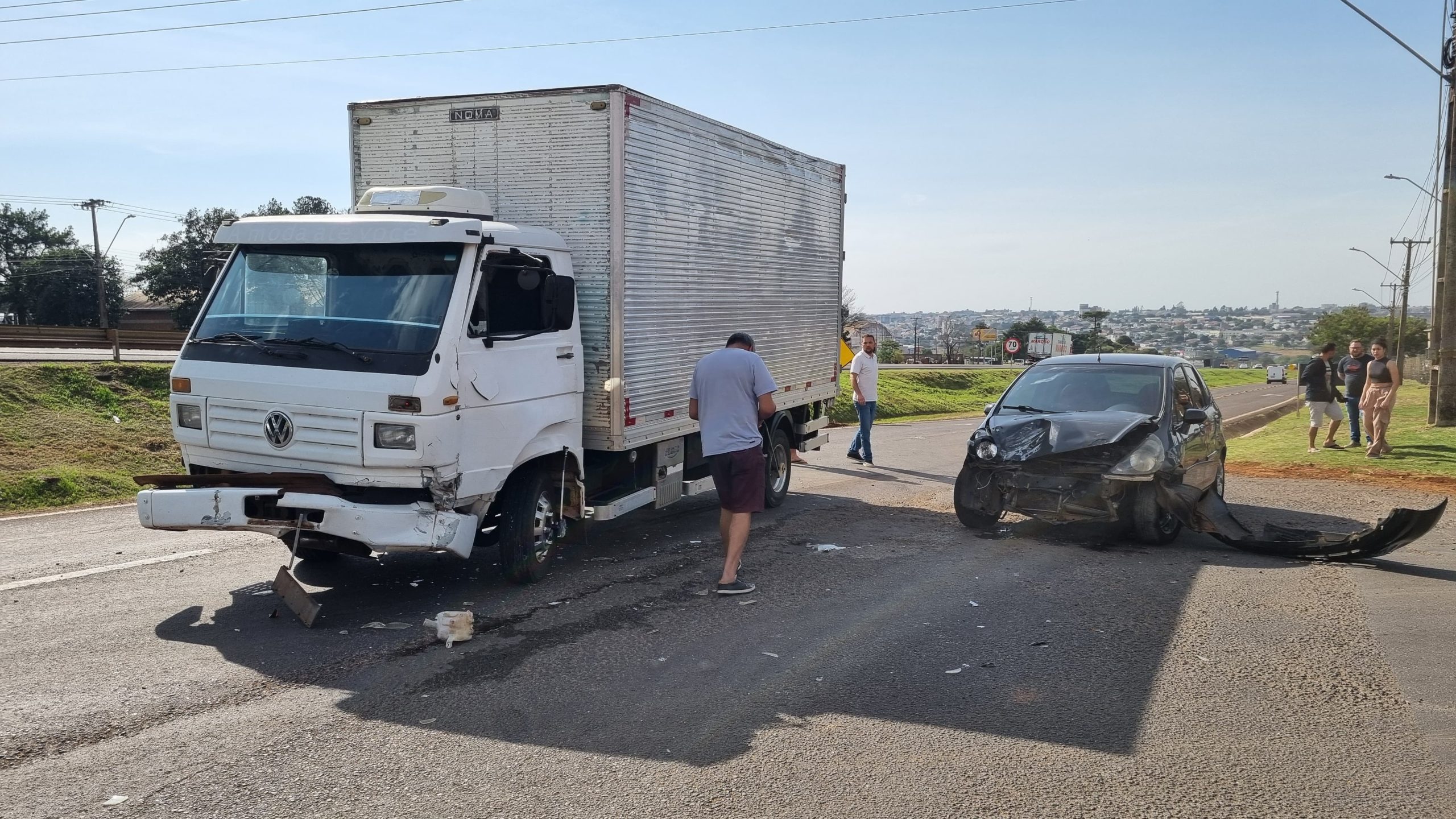 Colisão entre carro e caminhão deixa Honda Fit destruído na marginal da BR-277, em Cascavel
