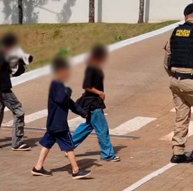 Imagem referente a Polícia Militar atende ocorrência de suposto abandono de incapaz em Cascavel e encontra quatro crianças sozinhas